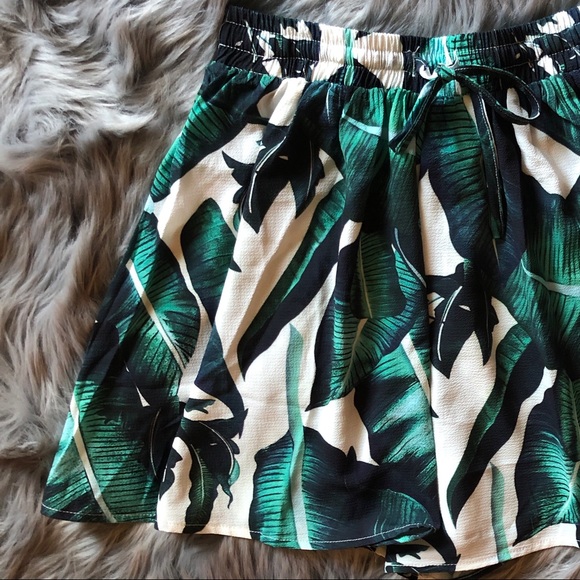 SHEIN Pants - Palm Print Shorts - Never Worn!